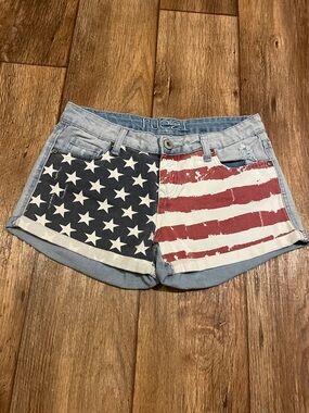 Rue21 Distressed American Flag Denim Curvy Short Red White Blue Junior Size 3/4